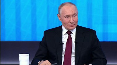 Владимир Путин подчеркнул, что в России необходимо поднять коэффициент рождаемости