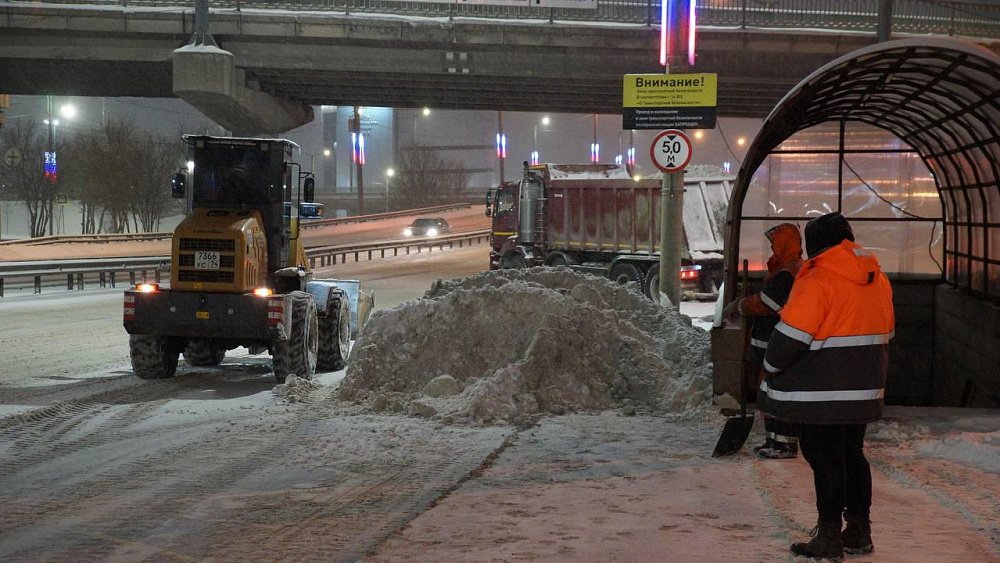 Убрать снег с дорог Челябинска: мэр заглянул к подрядчикам с ночной проверкой