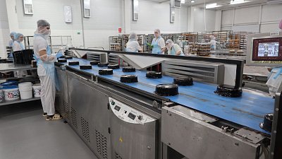 Челябинская кондитерская фабрика на треть увеличила объем выпуска тортов