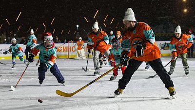 Звезды КХЛ сыграли дружеский матч на открытом льду в Магнитогорске