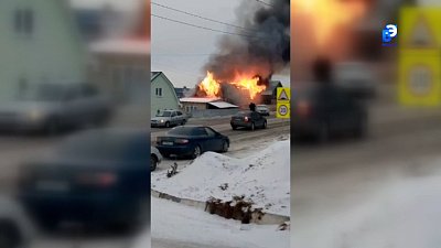 На улице 8 Марта загорелся жилой дом