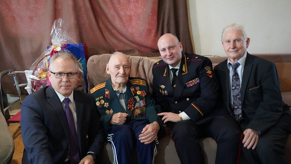 Начальник ГУ МВД региона Сергей Космачев поздравил с 100‑летием ветерана Великой Отечественной войны