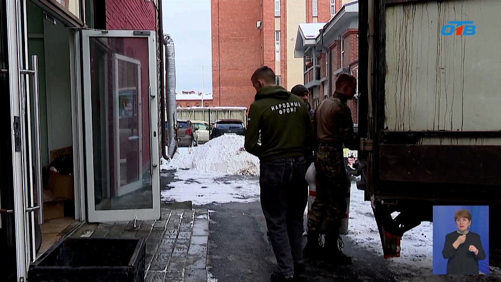 «Народный фронт» отправил новогодние подарки бойцам