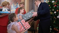 Алексей Текслер с супругой Ириной вручили подарки в рамках акции «Елка желаний»