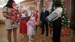 Алексей Текслер с супругой Ириной вручили подарки в рамках акции «Елка желаний»