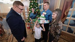 Алексей Текслер с супругой Ириной вручили подарки в рамках акции «Елка желаний»