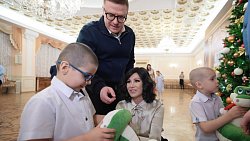 Алексей Текслер с супругой Ириной вручили подарки в рамках акции «Елка желаний»