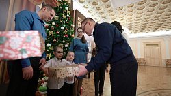 Алексей Текслер с супругой Ириной вручили подарки в рамках акции «Елка желаний»