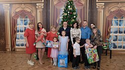 Алексей Текслер с супругой Ириной вручили подарки в рамках акции «Елка желаний»