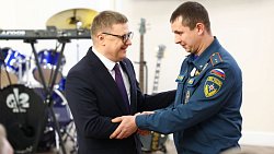 В День спасателя Алексей Текслер вручил награды южноуральцам