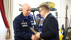 В День спасателя Алексей Текслер вручил награды южноуральцам