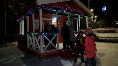 На центральной площади Миасса открыли дом Деда Мороза