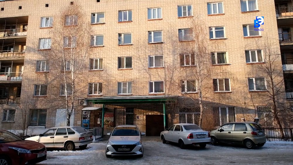 Сотрудники миасских служб навещают горожан перед Новым Годом