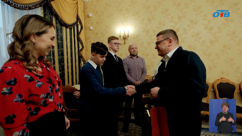 Семья губернатора вручила подарки детям