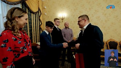 Семья губернатора вручила подарки детям