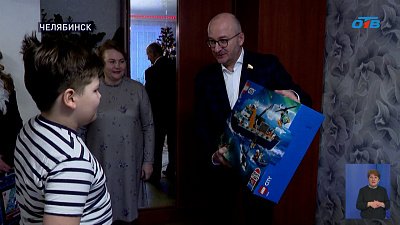 Сенатор вручил подарок ребенку в рамках новогодней акции