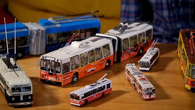 Школьнику из Миасса подарили макет нового троллейбуса