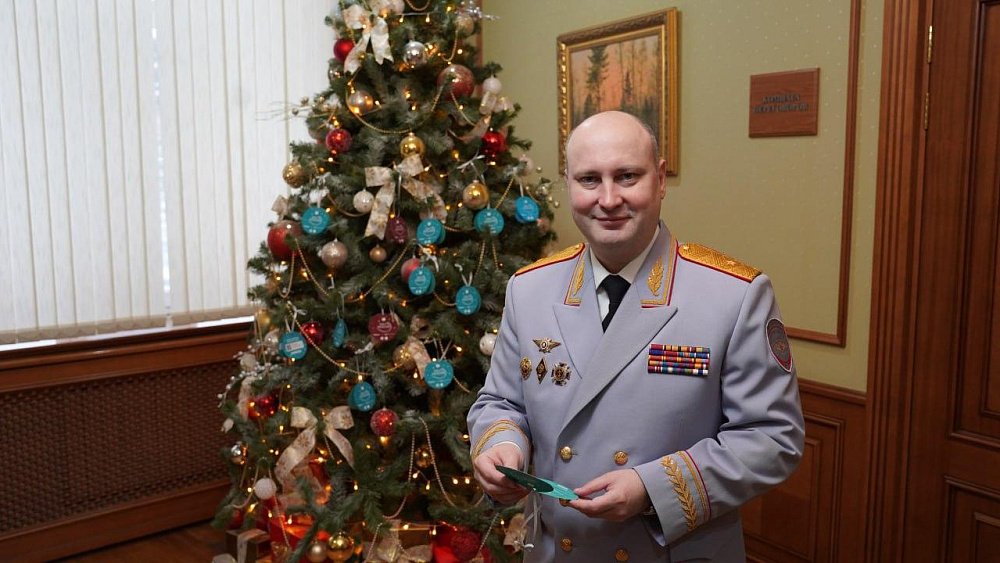 Главный южноуральский полицейский стал новогодним волшебником