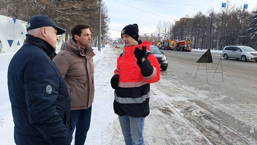 Глава Челябинска поручил усилить очистку остановок и пешеходных дорожек от снега