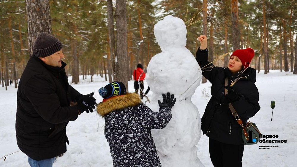 В Челябинске к ледовым скульптурам народ добавил снежные