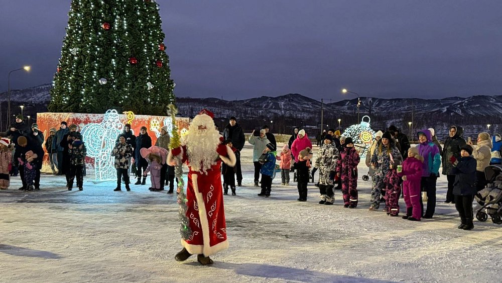 В новогодние каникулы южноуральцы женятся, ходят в театры, помогают детям