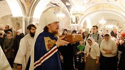 В Челябинск доставили ковчег с частицей яслей, в которые был положен Христос после рождения