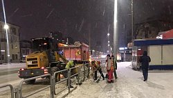 Почти 600 рабочих устраняют последствия ночного снегопада в Челябинске