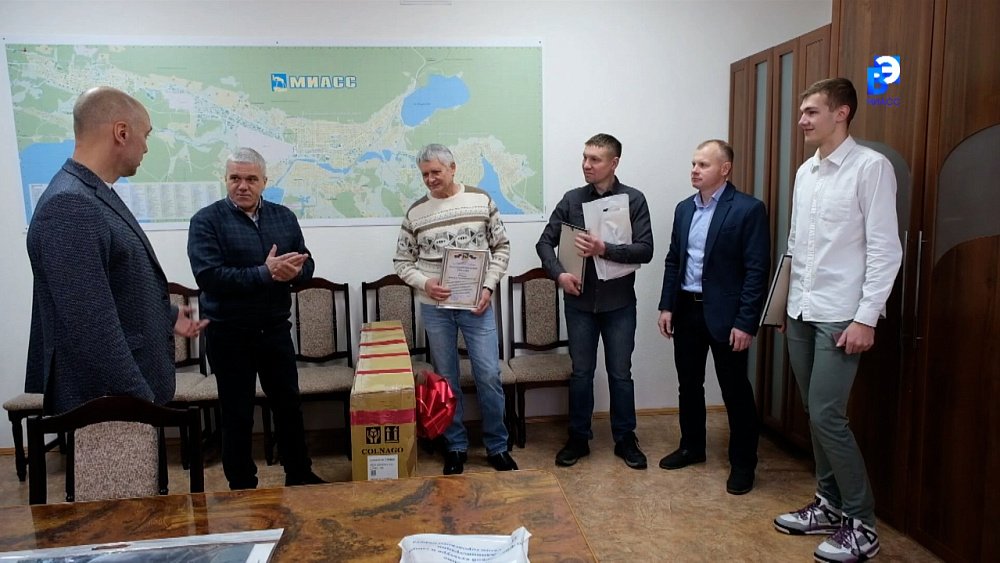 Миасского мастера спорта наградили в Администрации округа