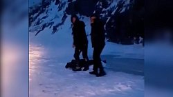 В Челябинской области мужчина сорвался со скалы