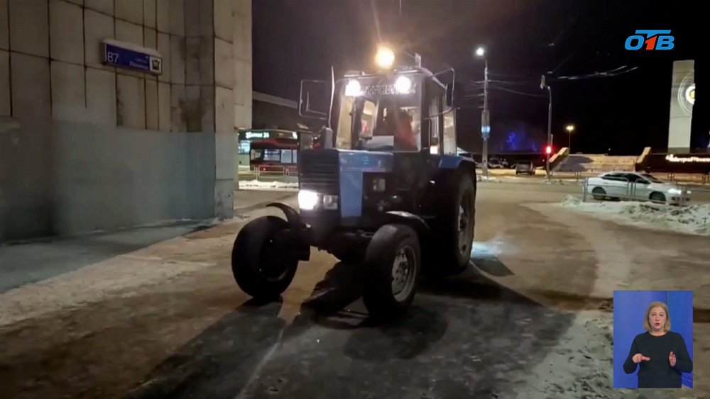 Челябинск очищают от гололеда