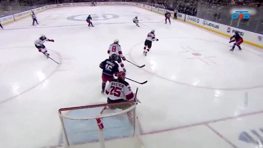 Артемий Панарин забросил шайбу в матче НХЛ