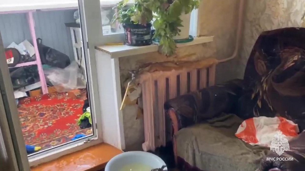 В Челябинске сотрудники МЧС помогли ребенку, оказавшемуся в затопленной кипятком квартире