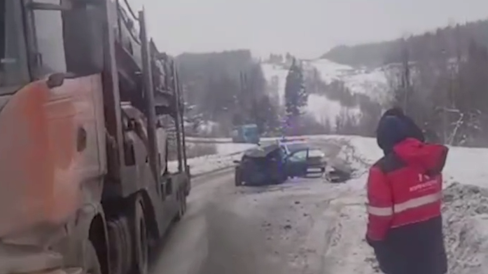 Renault залетел под грузовой прицеп на трассе М‑5 в Ашинском районе