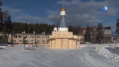 Работа над снежной часовней почти завершена