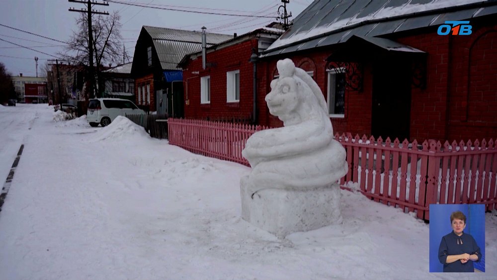 Житель Троицка слепил из снега змею