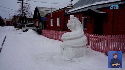 Житель Троицка слепил из снега змею