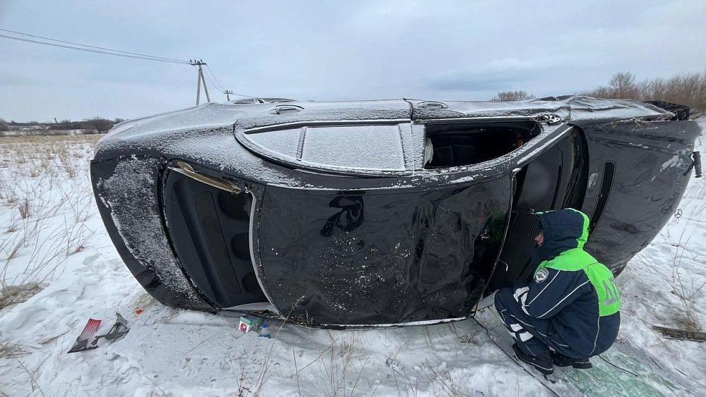 Mercedes с пассажирами опрокинулся в кювет под Верхнеуральском