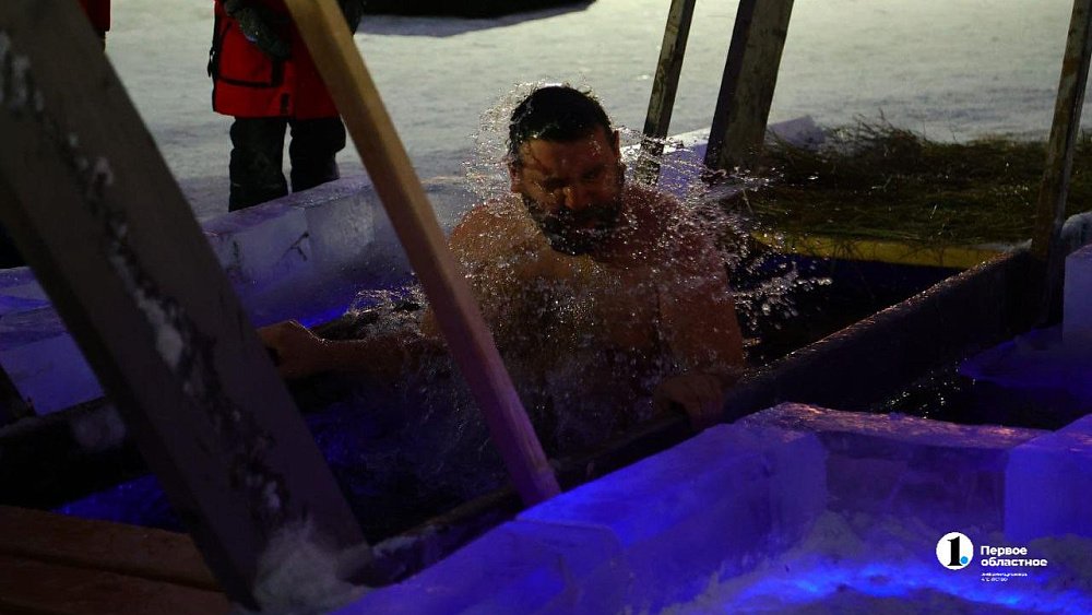 Жители Челябинска погружаются в купели в Крещенский сочельник