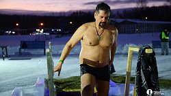 Жители Челябинска погружаются в купели в Крещенский сочельник