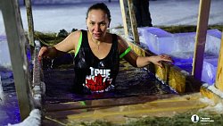 Жители Челябинска погружаются в купели в Крещенский сочельник