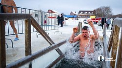 В Челябинске не оскудевает очередь к ледяным купелям