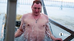 В Челябинске не оскудевает очередь к ледяным купелям