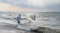 Фотограф из Челябинска снимает почерневшие пляжи Краснодарского края