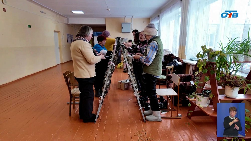 Школьники и учителя в Златоусте плетут маскировочные сети
