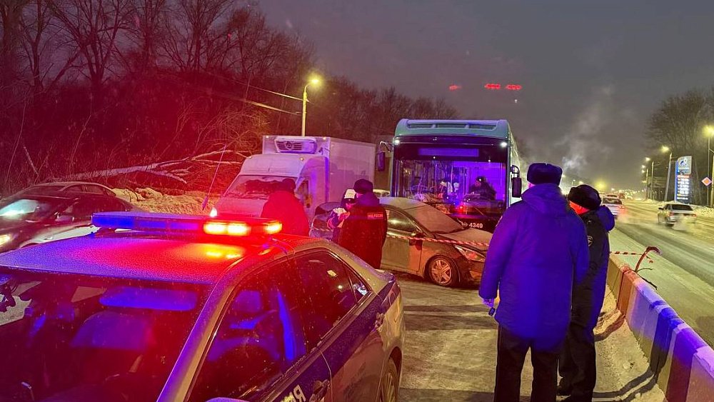 Водитель иномарки погиб в тройном ДТП с автобусом в Челябинске