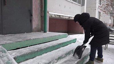В Снежинске школьник помогает дворникам убирать снег