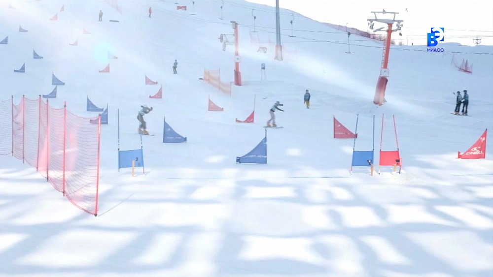 В Миассе проходят соревнования по сноуборду