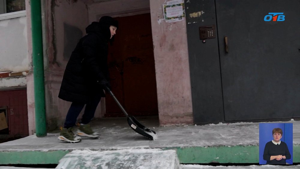Школьник из Снежинске помогает дворникам 