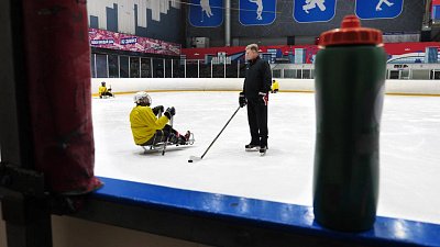 Южноуральские бойцы учатся играть в следж-хоккей