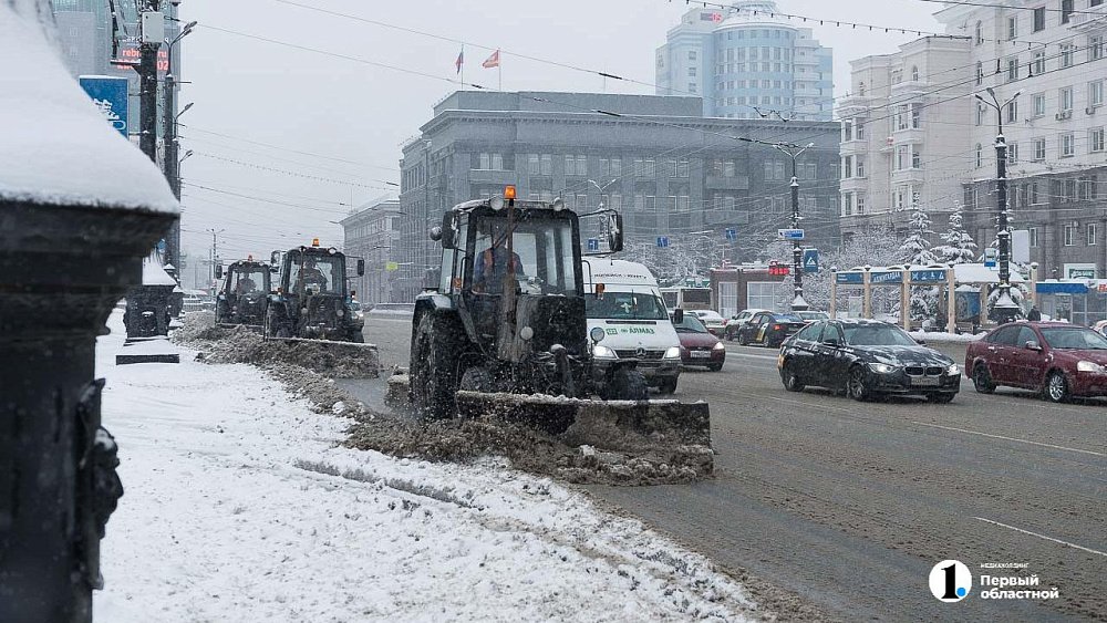 На улицы Челябинска после снегопада вывели более 600 дорожных рабочих 28 января